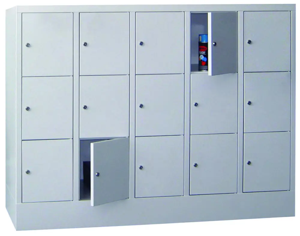 Pavoy Schließfachschrank mit Sockel und Vollblechtüren 1187 x 1500 x 500 mm - 3 x 5 Fächer mit Zylinderschloss - RAL 7035 Sonderaktion